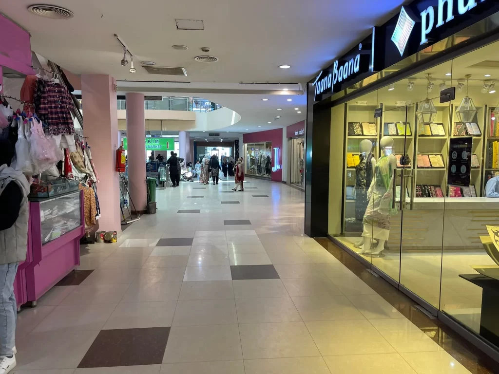 Dubai Shopping Mall Mandi Bahauddin offers a wide range of shops and boutiques, making it a shopaholic's paradise. 